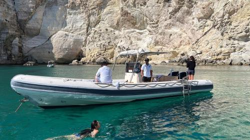 Dinghy dans les eaux azur du Golfe de Cagliari