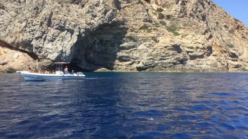 canot pneumatique avec des randonneurs dans la mer bleue du Golfe de Cagliari