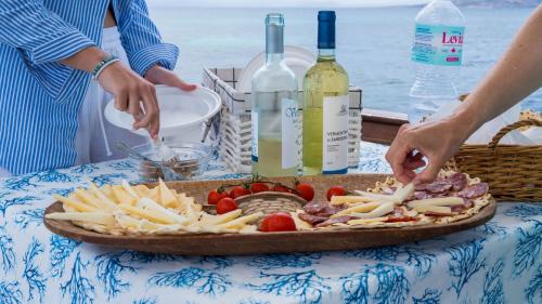 Aperitivo de productos sardos a bordo del velero Mastro Pasqualino