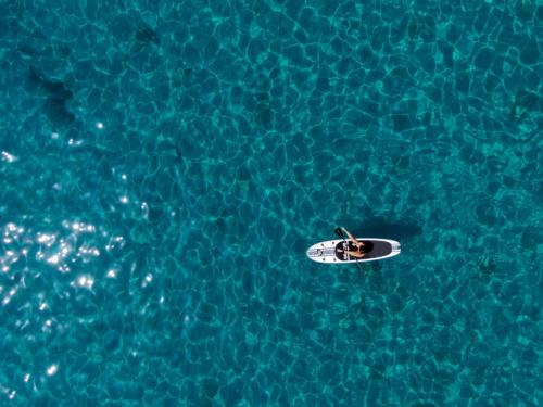 SUP dans la mer du golfe d'Orosei