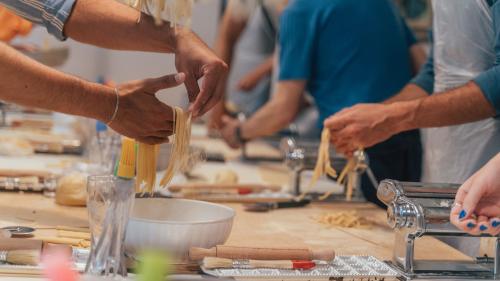 Gruppe von Personen während eines geführten Workshops der traditionellen sardischen Küche