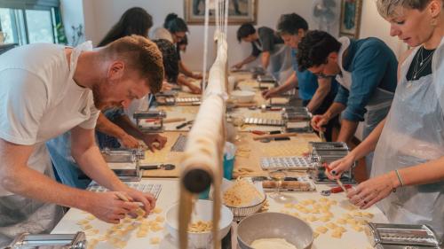 Gruppe von Personen während eines geführten Workshops der traditionellen sardischen Küche