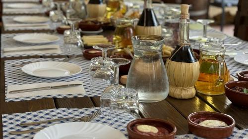 Gedeckter Tisch für das Abendessen