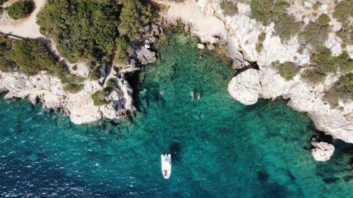 Gommone sosta nei pressi della costa del Parco di Porto Conte