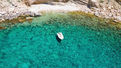 Das Schlauchboot hält in einer versteckten Bucht im Park von Porto Conte