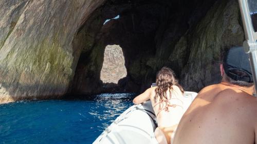 Il gommone si addentra in una grotta del Parco di Porto Conte