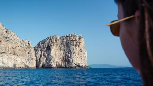 Mädchen bewundert die Felsen von Capo Caccia im Park von Porto Conte