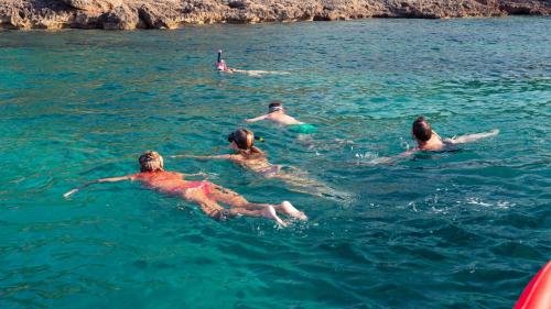 Participants à l'expérience de plongée en apnée dans le parc de Porto Conte à Alghero