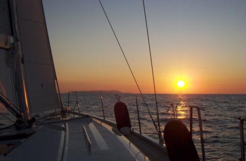 Sonnenuntergangsansicht an Bord eines Segelboots